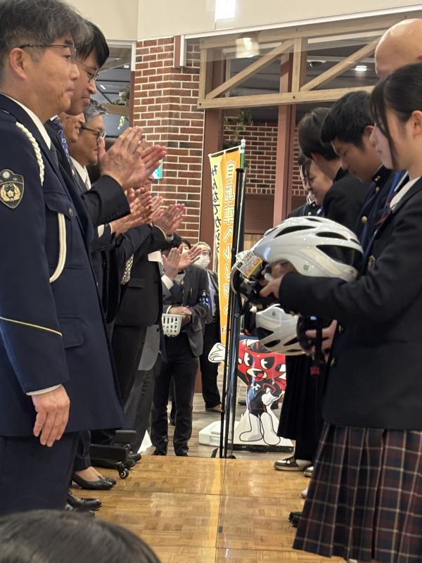 ヘルメット贈呈式